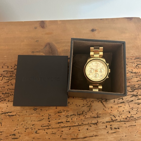 Michael Kors gold watch - Picture 5 of 9